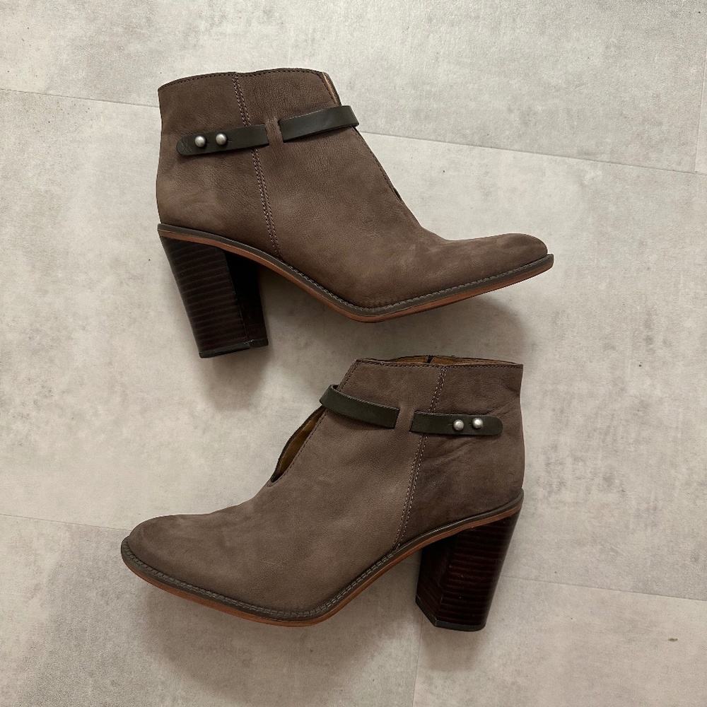 Women's Franco Sarto ankle boots taupe suede w/brown leather strap & zip SZ 9